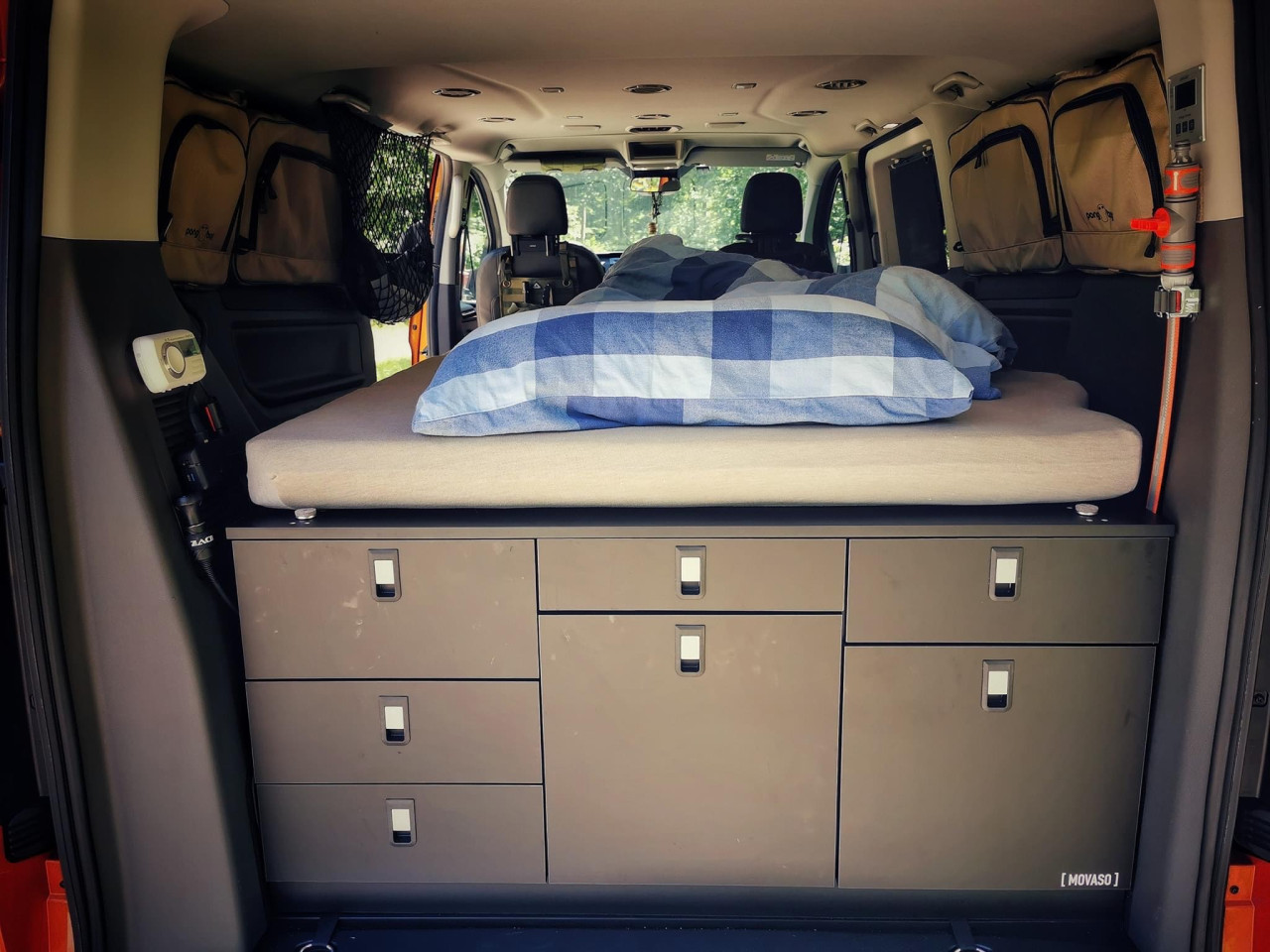 MOWASO Bett und Küche im Ford Tourneo Custom