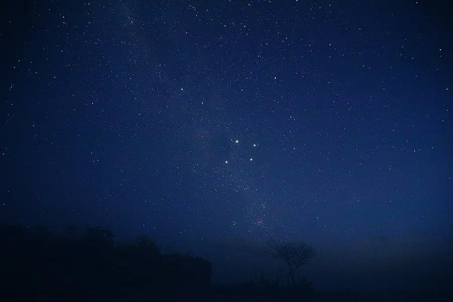 Ein Bild in der Nacht vom Sternbild Kreuz des Südens