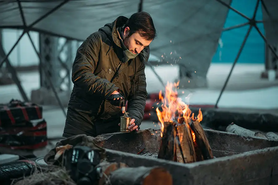 Prepper erhitzt eine Dose mit Nahrung am Feuer