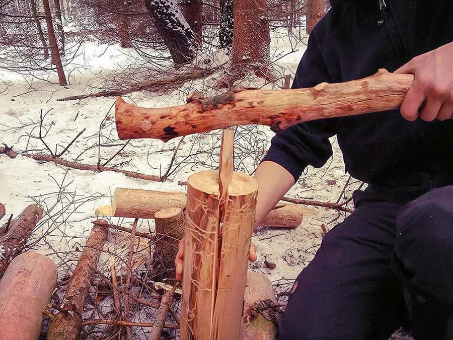 Holzstapel im Schnee