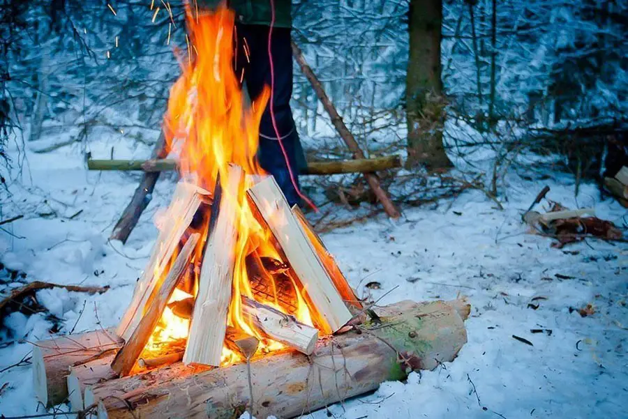 Lagerfeuer im Schnee. Untergrund und Zunder