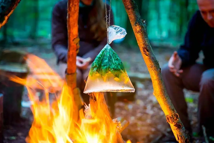 Brennessel wir in Tüte beim Survival Training erhitzt