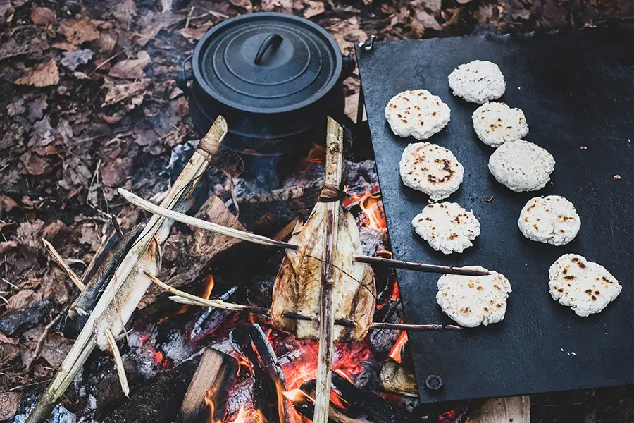 Fische und Teig am Lagerfeuer beim Bushcraften