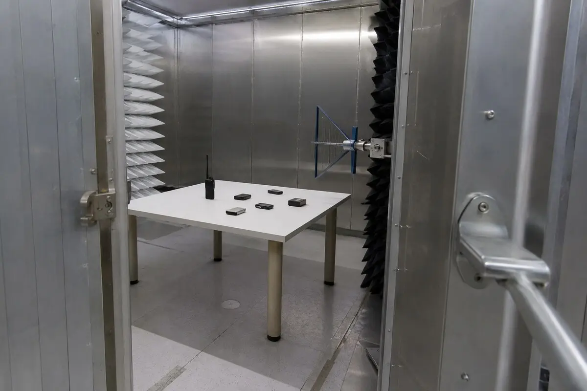 Elektronikprüfung in einer abgeschirmten Testkammer