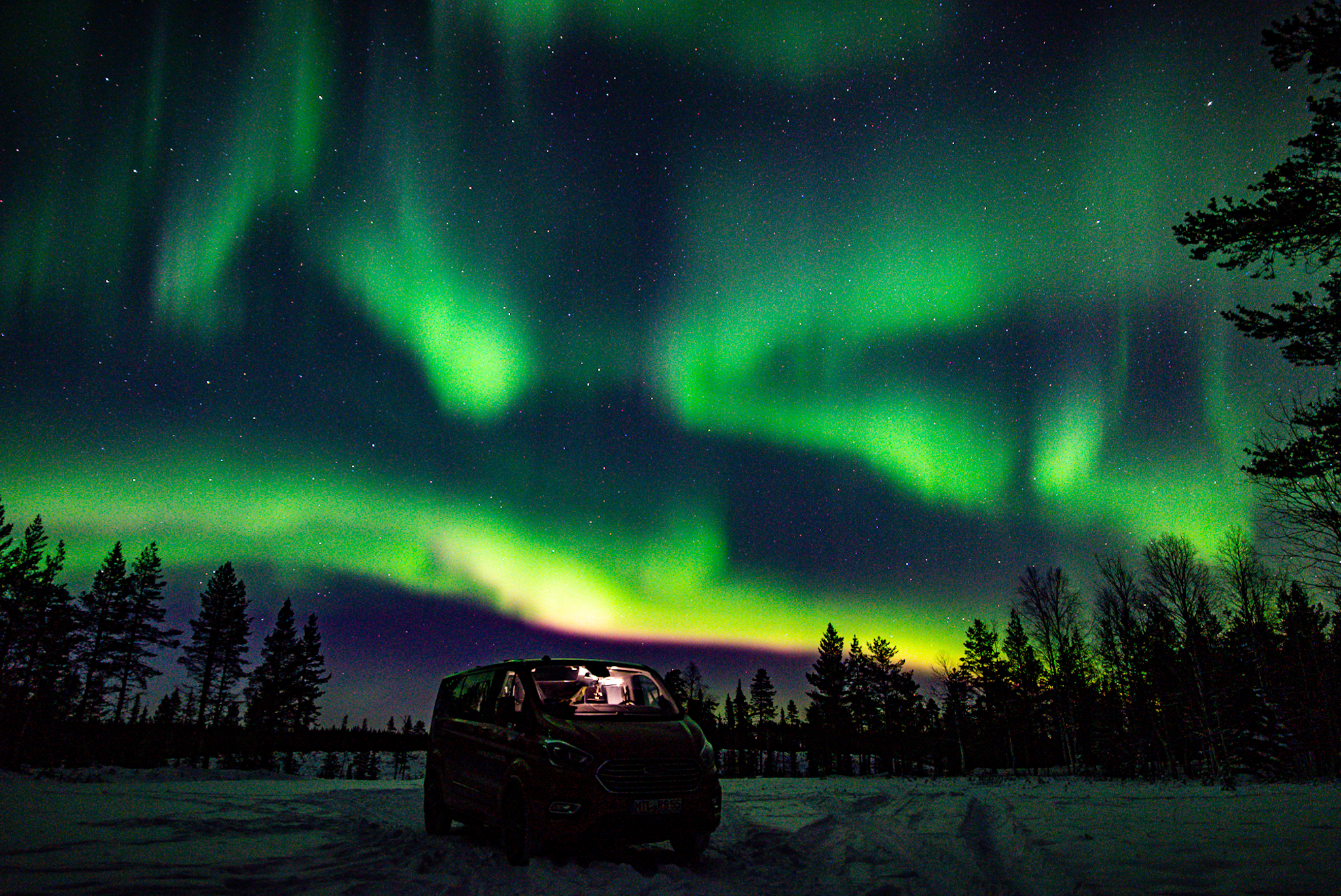 Polarlichter über verschneiten Weiten