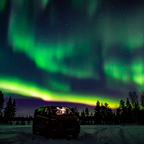 Polarlichter über der schwedischen Landschaft